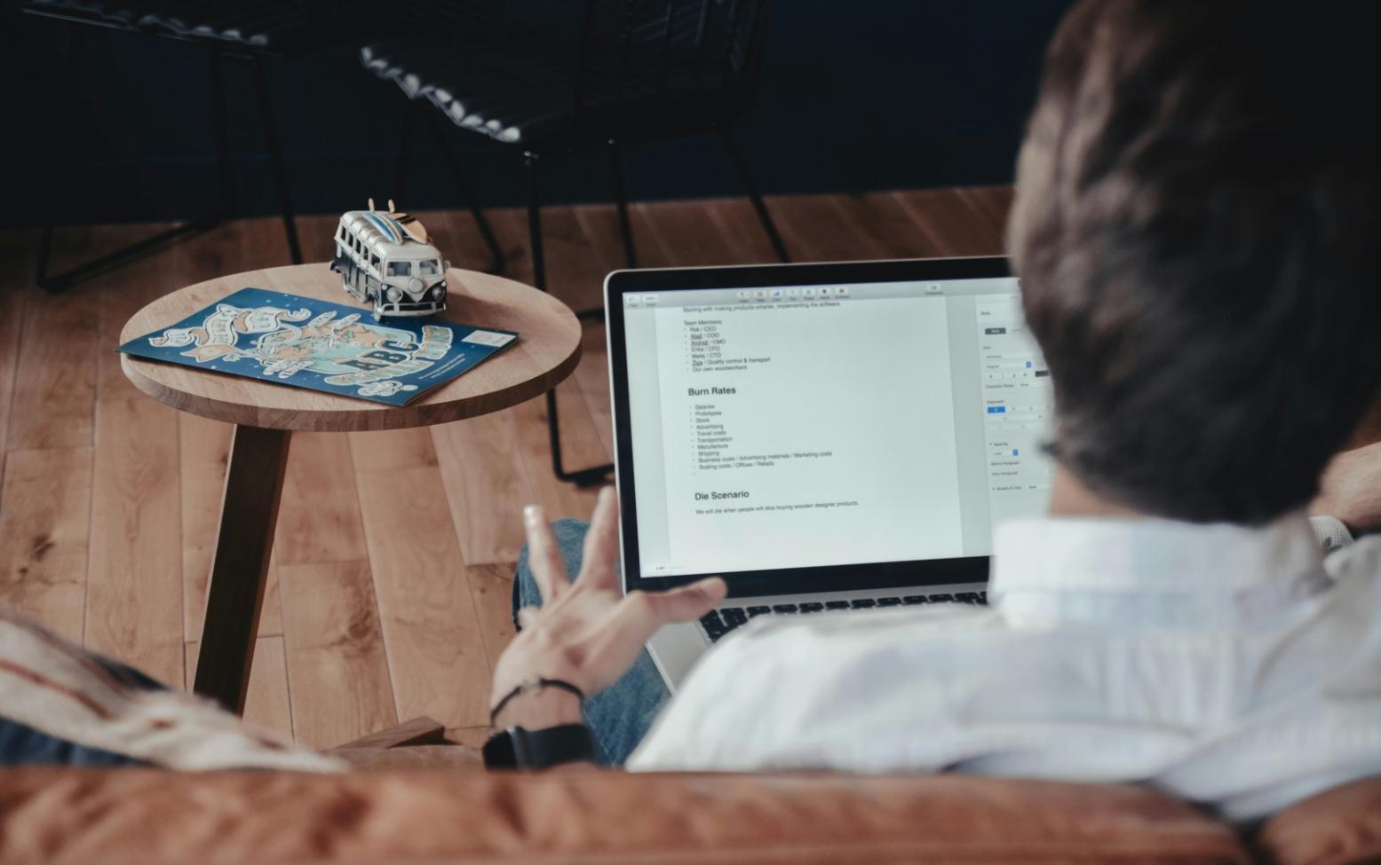 Finanzplanung am Schreibtisch mit Dokumenten und Taschenrechner
