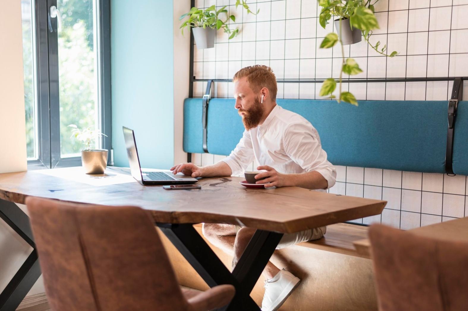 Professionelle Finanzberatung in modernem Büroumfeld